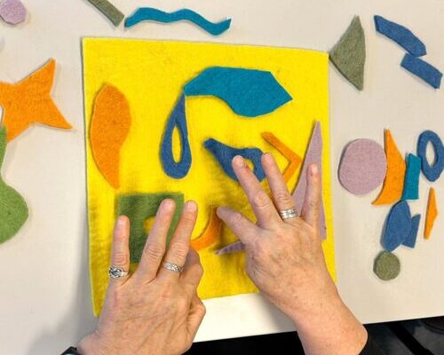 Bildet viser et par hender som lager et bilde av ulike materialer.